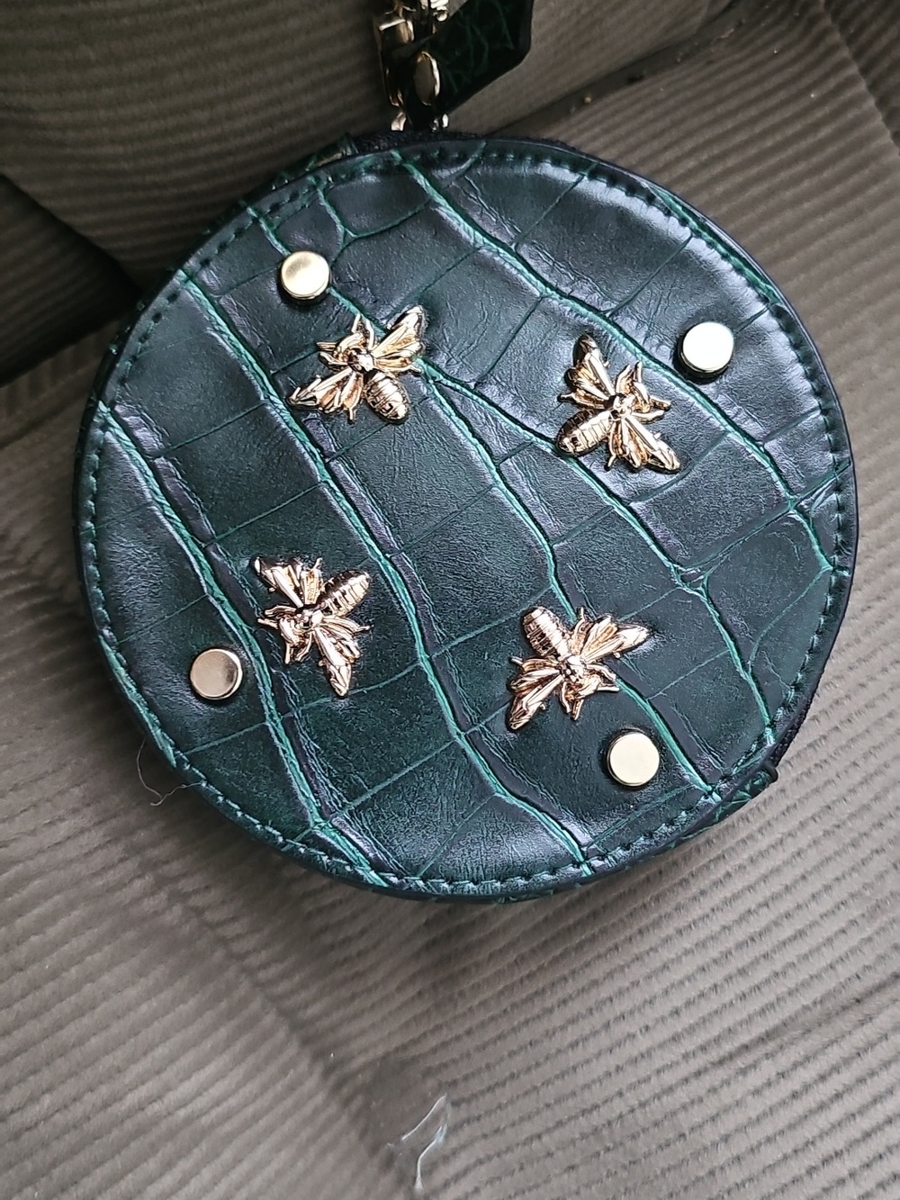 NEIMAN MARCUS Round Green Croc-Embossed Wristlet Coin Purse with Gold Bee Accent - Picture 4 of 7